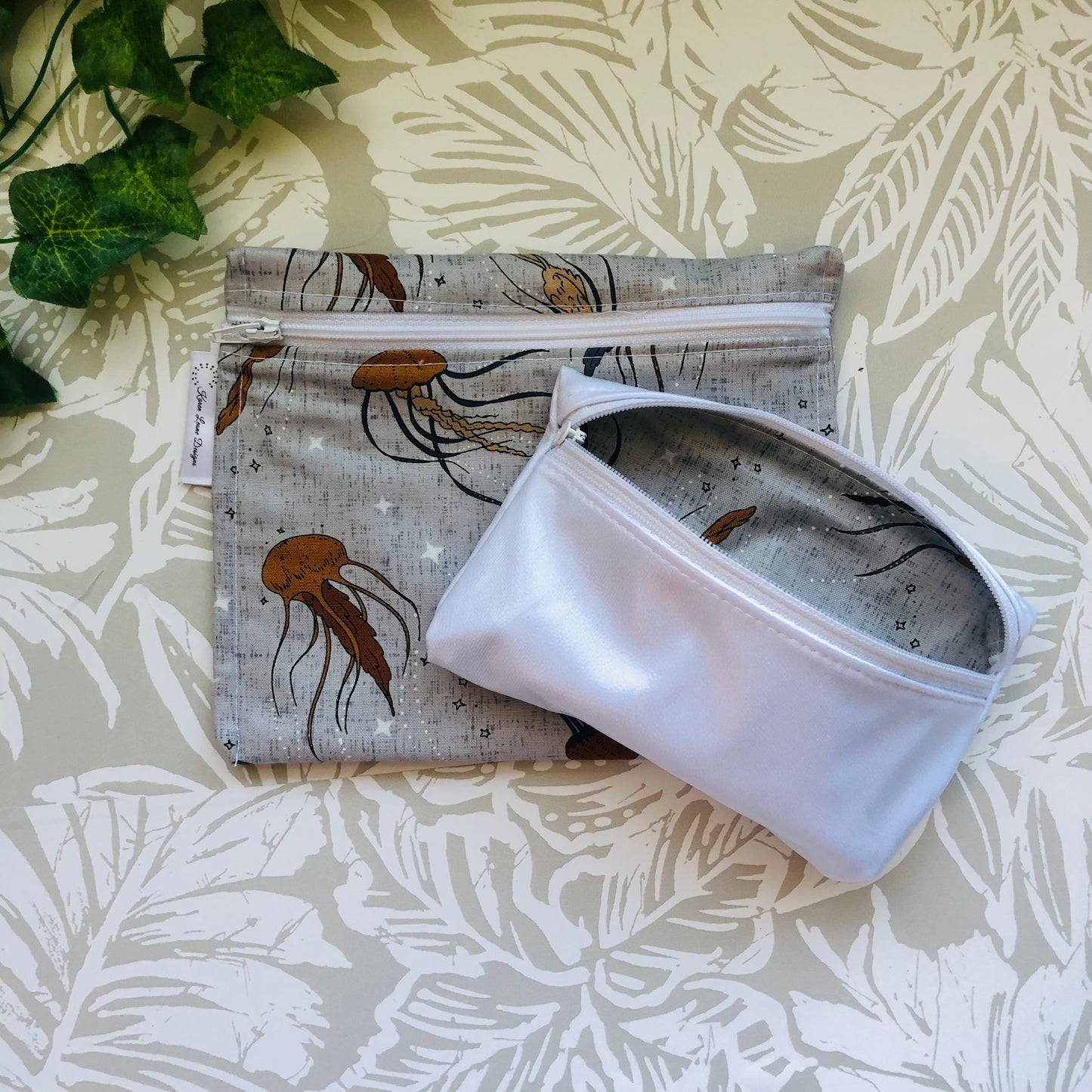 Grey Jelly Fish Sandwich & Snack Bags