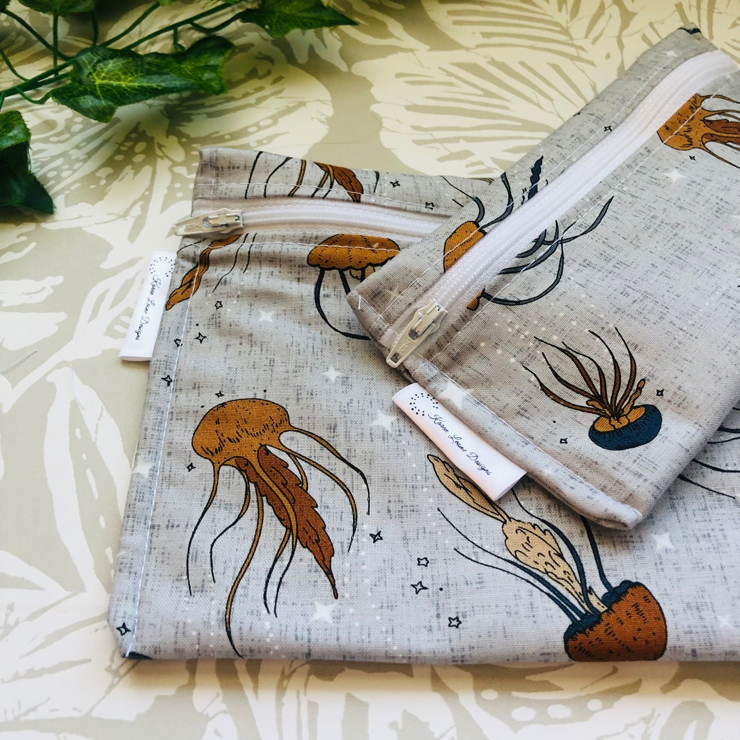 Grey Jelly Fish Sandwich & Snack Bags