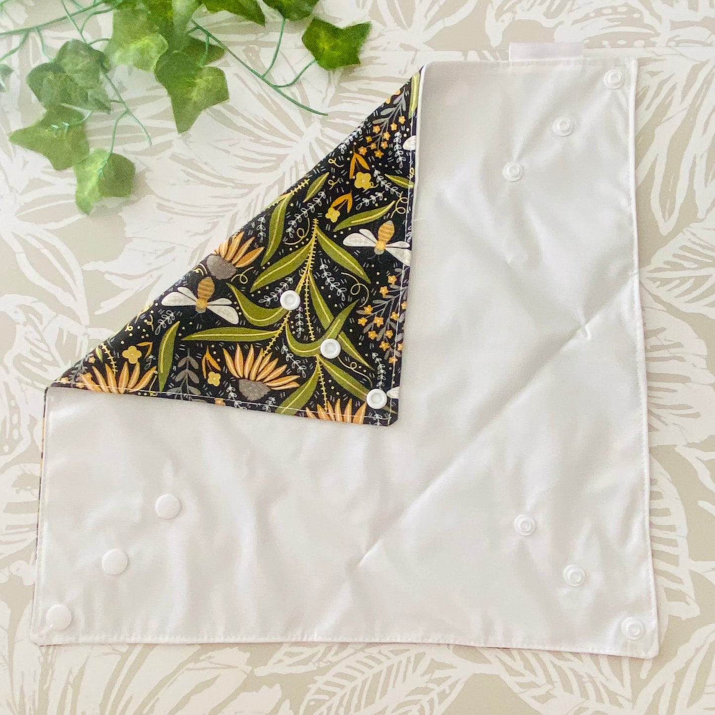 Black Floral Bee Sandwich Wrap