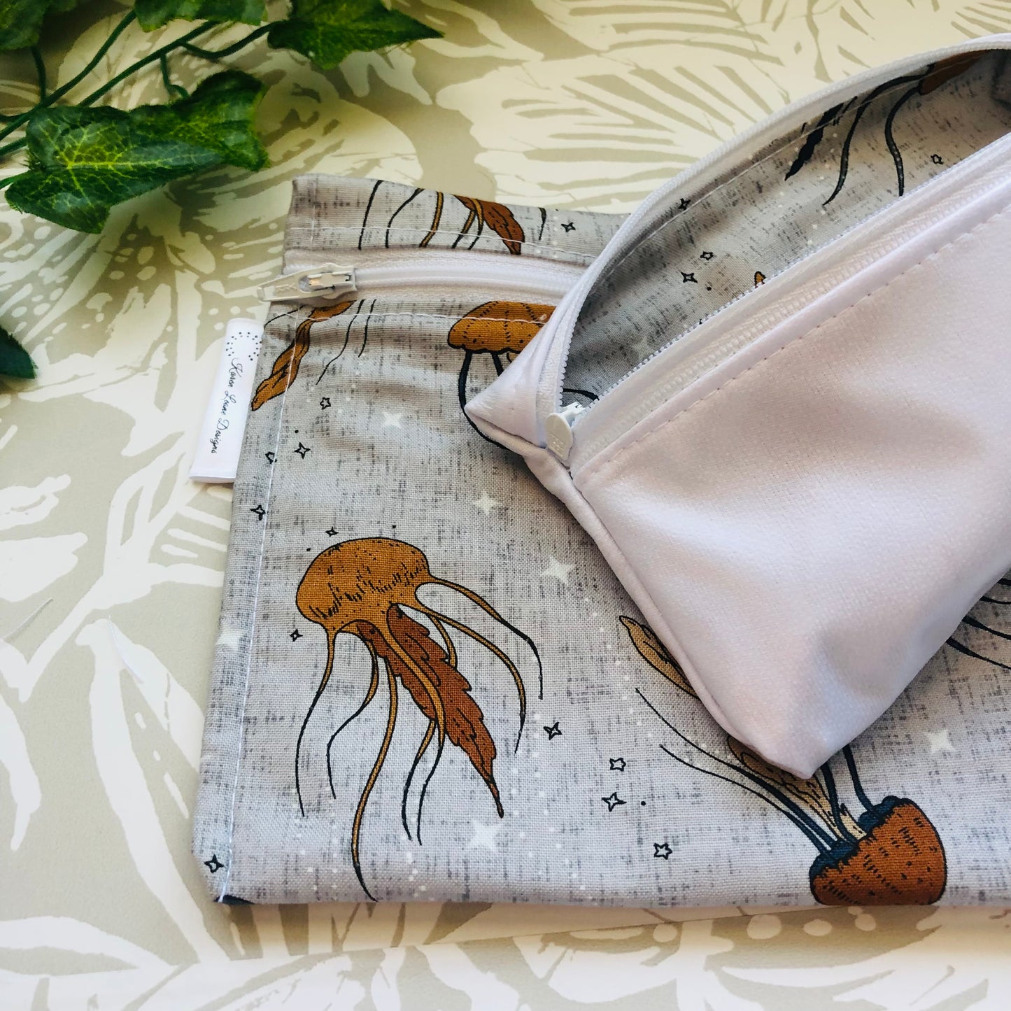 Grey Jelly Fish Sandwich & Snack Bags