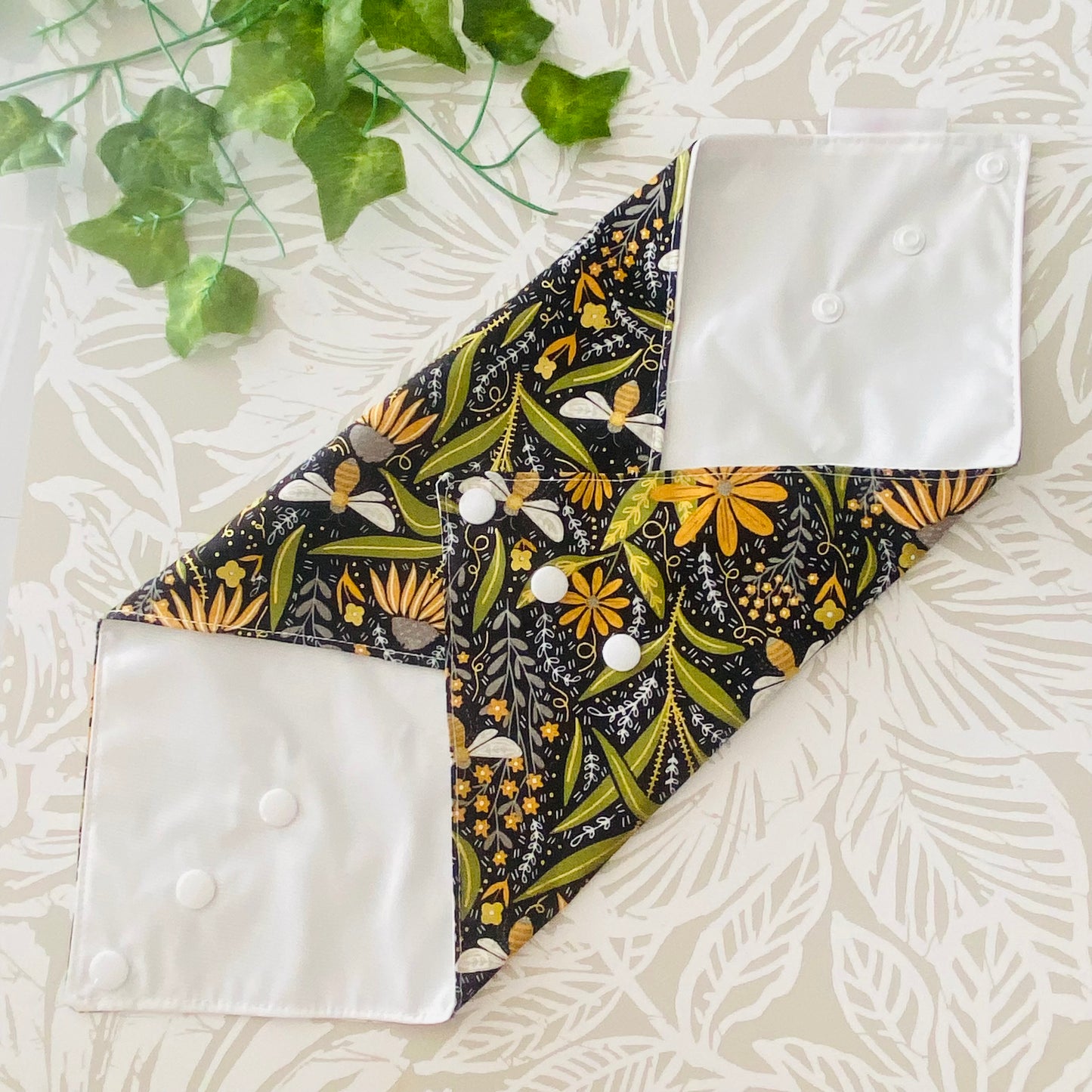 Black Floral Bee Sandwich Wrap